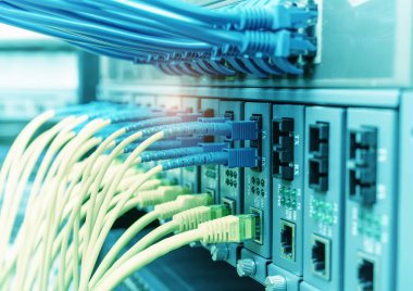 Fiber Optik kablolar optik portlara ve UTP 'ye bağlandı, ethernet portlarına bağlı ağ kabloları.