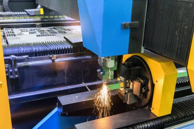Metal levhayı keserken Cnc lazer kesme makinesi