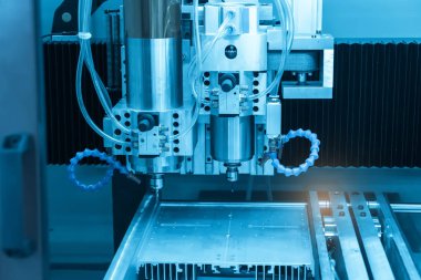 Mobil endüstriyel üretim fabrikasında robot matkap aracı