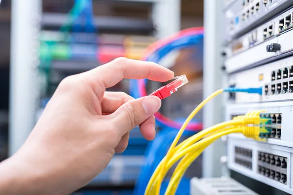 Homem Trabalhando Sala Servidor Rede Com Hub Fibra Óptica Para — Fotografia de Stock