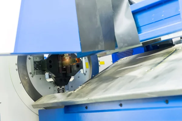 Metal Levhayı Keserken Cnc Lazer Kesme Makinesi — Stok fotoğraf