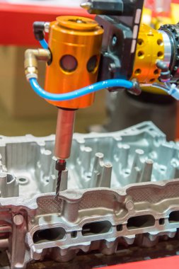 Robot öğütme makinesi yarı endüstriyel üretim fabrikası, sanayi 4.0 konsepti .