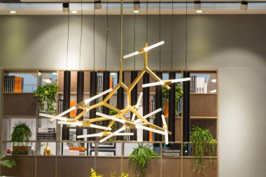 Alışveriş merkezinde asılı zarif bir avize.