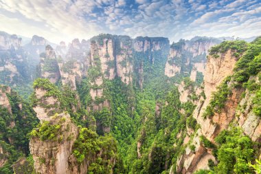 Wulingyuan Ulusal Parkı 'ndaki Karst Sütunları Zhangjiajie Hunan Eyaleti Çin