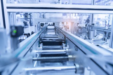 Montaj fabrikasında çalışmaya hattı otomatik robot. Akıllı fabrika sanayi 4.0 konsept.