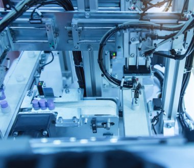 Robotik Kol makine aleti endüstriyel üretim tesisi, akıllı fabrika sanayi 4.0 konsept.