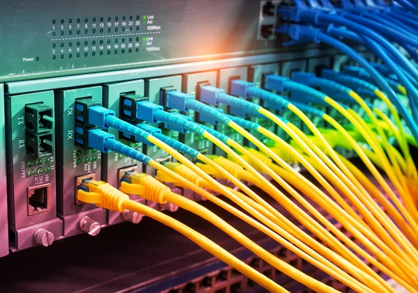 Optikai Portokhoz Csatlakoztatott Optikai Kábelek Ethernet Portokhoz Csatlakoztatott Hálózati Kábelek — Stock Fotó