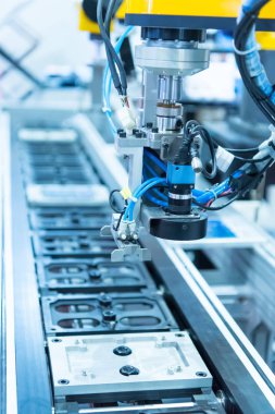 Telefon fabrikasında robot makine görme sistemi