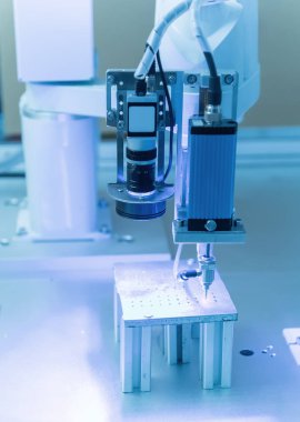 endüstriyel üretim fabrikasında robot matkap takım tezgahı