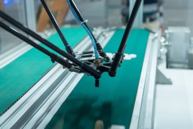 Üretim fabrikasında vakum emicili endüstriyel robot akıllı fabrika endüstrisi 4.0 konsepti..