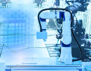 Robotik ve otomasyon sistem denetim uygulamasında robot kol otomatikleştirmek