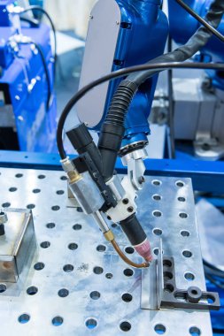 Kaynak için endüstriyel robot kol.