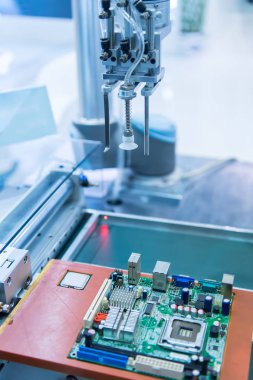 Üretim fabrikasında vakum emicili endüstriyel robot akıllı fabrika endüstrisi 4.0 konsepti..