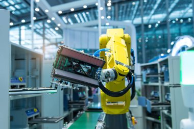 Üretim fabrikasında vakum emicili endüstriyel robot akıllı fabrika endüstrisi 4.0 konsepti..