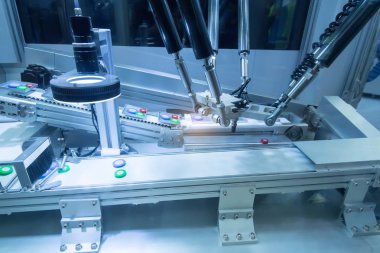 Montaj fabrikasında çalışmaya hattı otomatik robot. Akıllı fabrika sanayi 4.0 konsept.