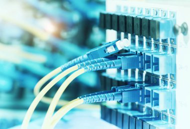 Veri merkezinde optik fiber bilgi teknolojisi ekipmanları