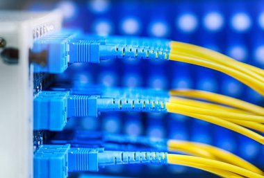 Veri merkezinde optik fiber bilgi teknolojisi ekipmanları