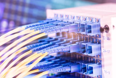 Veri merkezinde optik fiber bilgi teknolojisi ekipmanları