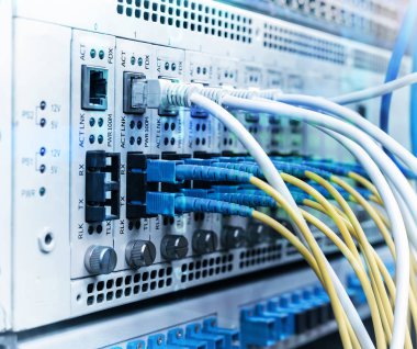 Fiber Optik kablolar ethernet portlarına bağlı optik portlara ve ağ kablolarına bağlı