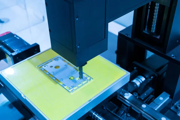 endüstriyel üretim fabrikasında robot matkap takım tezgahı