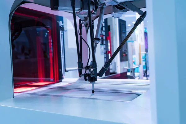 Telefon fabrikasında robot makine görme sistemi