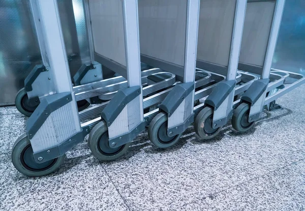 Καλάθι Αποσκευών Στο Σύγχρονο Αεροδρόμιο — Φωτογραφία Αρχείου