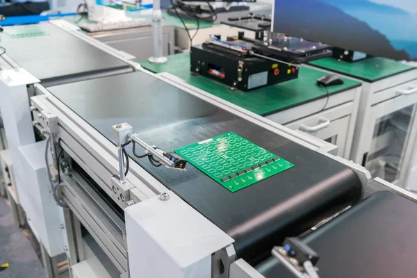 Pcb Przetwarzania Maszyny Cnc Produkcja Komponentów Elektronicznych Fabryce High Tech — Zdjęcie stockowe