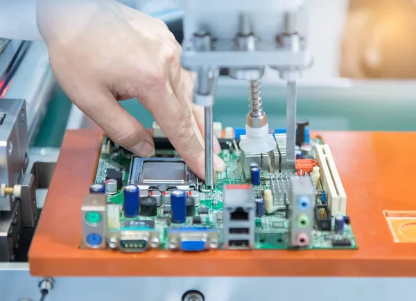 Üretim fabrikasında vakum emicili endüstriyel robot akıllı fabrika endüstrisi 4.0 konsepti..