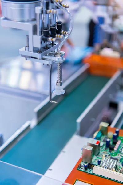 Industrieroboter Mit Vakuumsaugern Mit Förderband Der Fertigungsfabrik Konzept Smart Factory — Stockfoto