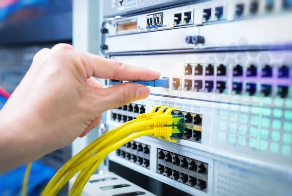 bir veri merkezlerinde sunucularına bağlı olan ağ kabloları ile el
