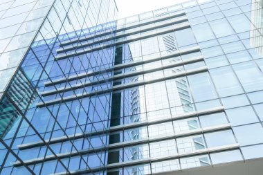 Ofis Binası ile mavi cam duvar detay