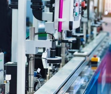 Telefon fabrikasında robot makine görme sistemi