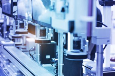 Telefon fabrikasında robot makine görme sistemi