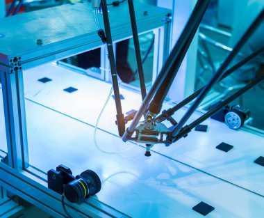 Fabrikada çalışan robot montaj hattı. Akıllı fabrika sektörü 4.0 konsepti.