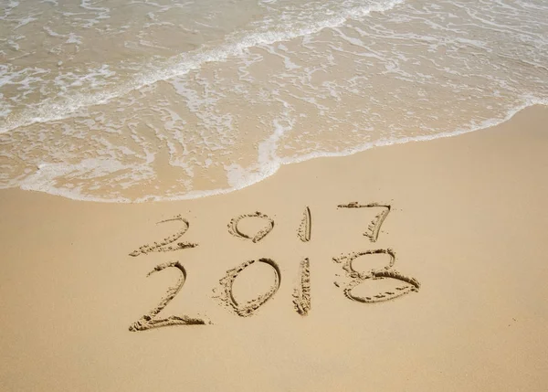 2018, napisane w piasku napisz na tropikalnej plaży — Zdjęcie stockowe