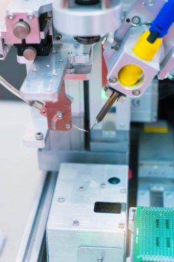 CNC makinesinin fabrikada çalışan PCB işlemesi