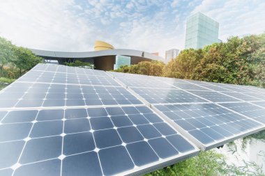 Modern Şehrin Parkındaki Güneş Panelleri