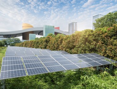 Modern Şehrin Parkındaki Güneş Panelleri