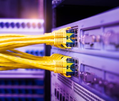 Ağ kabloları ve Güvenlik Duvarı'nda veri merkezi sunucu raf bulut