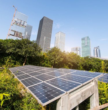 Modern Şehrin Parkındaki Güneş Panelleri