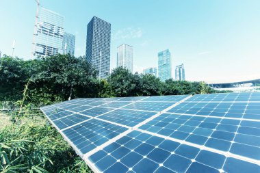 Modern Şehrin Parkındaki Güneş Panelleri