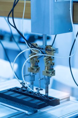 Montaj hattında robot kaynak fabrikada çalışıyor. Akıllı fabrika sanayi 4.0 kavramı.