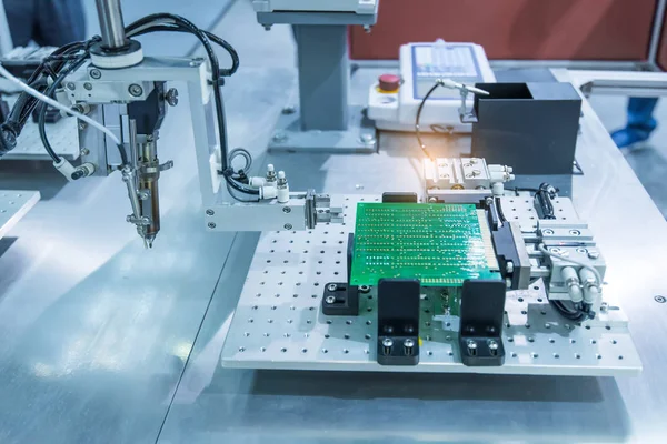 Ρομπότ Συγκόλλησης Στη Γραμμή Συναρμολόγησης Που Εργάζονται Στο Εργοστάσιο Έξυπνη — Φωτογραφία Αρχείου