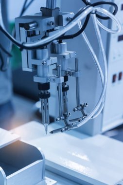 Montaj hattında robot kaynak fabrikada çalışıyor. Akıllı fabrika sanayi 4.0 kavramı.