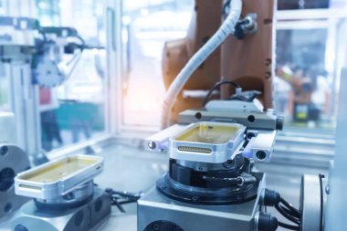 Cep telefonu kalıp içinde robot makine sistemi fabrika.