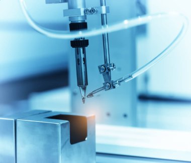 Montaj hattında robot kaynak fabrikada çalışıyor. Akıllı fabrika sanayi 4.0 kavramı.