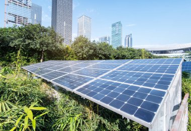 Modern Şehrin Parkındaki Güneş Panelleri