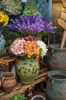 Hassas vazoda güzel yapay çiçekler
