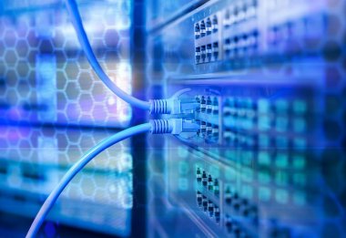 Ağ kabloları ve Güvenlik Duvarı'nda veri merkezi sunucu raf bulut