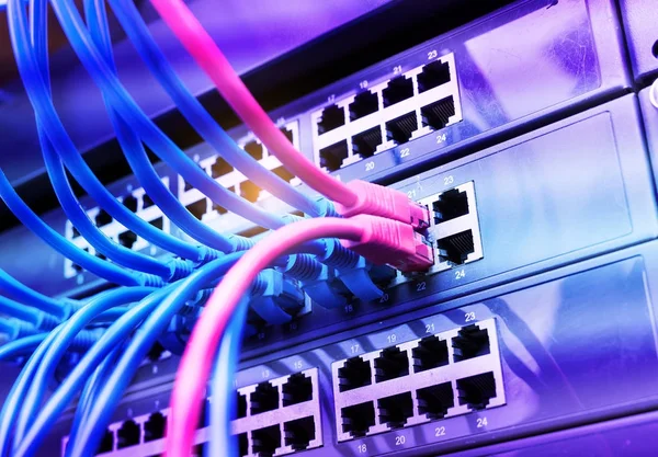Kabel Jaringan Dalam Switch Dan Firewall Rak Server Pusat Data — Stok Foto